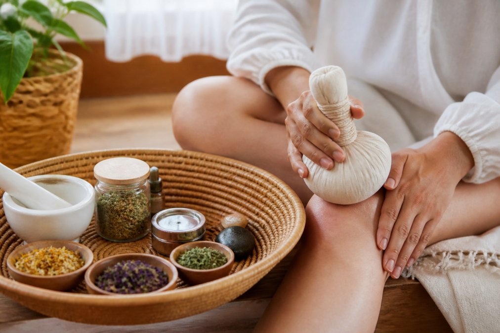 How to Make Herbal Compresses for Knee Pain Relief