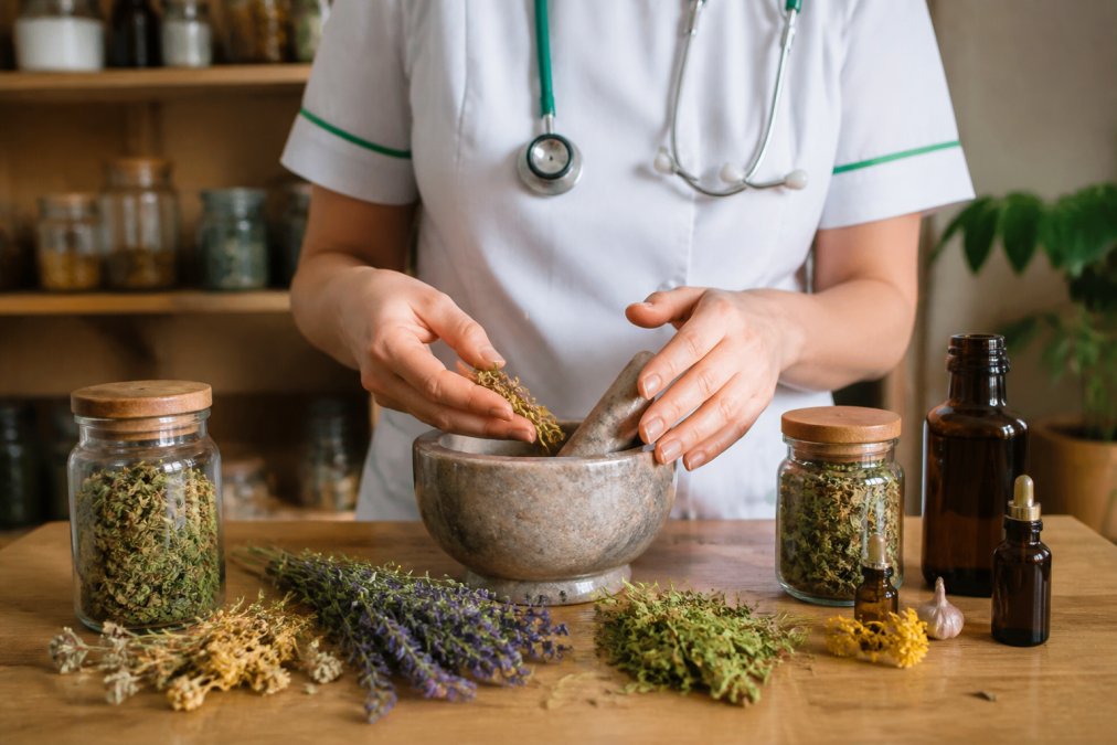 Nurse Herbalist vs. Specialist: Legal Alternatives